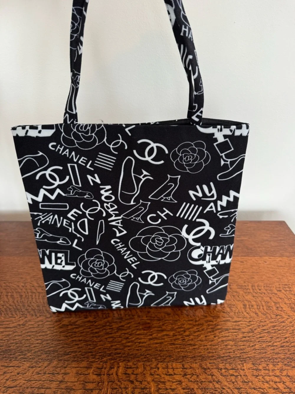 New Chanel VIP GWP (Gift With Purchase) novelty tote bag; with Beauty Items - Picture 3 of 5